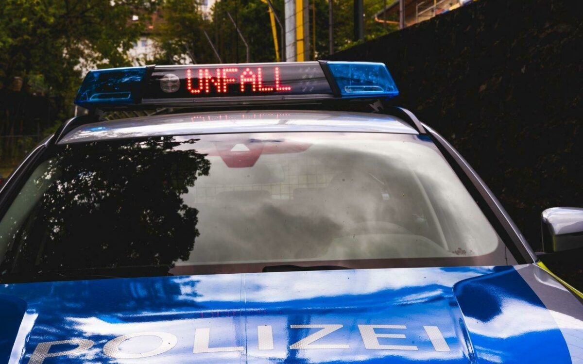 Polizei im Einsatz Polizeiauto Blaulicht auf dem Warnanzeige auf dem Dach steht UNFALL Polizei im Einsatz Polizeiauto Blaulicht auf dem Warnanzeige auf dem Dach steht UNFALL